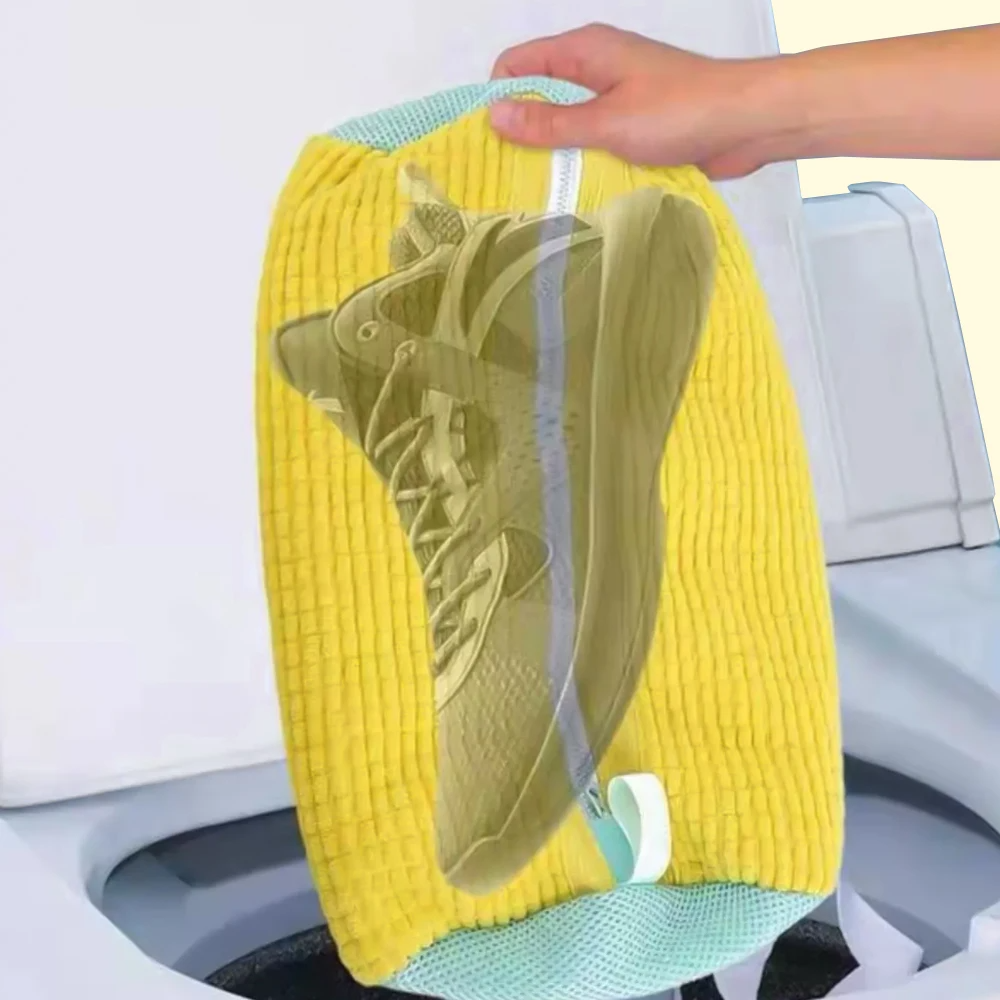 "Atmungsaktive Schuhreinigungstasche für Waschmaschine, schützt und pflegt verschiedene Schuharten, robust und sicher."