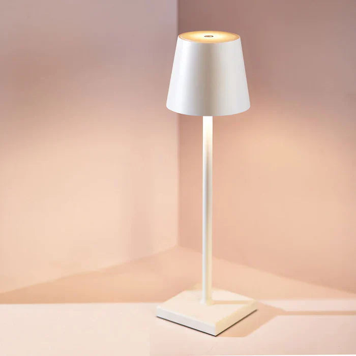 "Kabellose Tischlampe aus Aluminium mit minimalistischer Ästhetik, ideal für Büro oder Wohnzimmer, energiesparende LED."