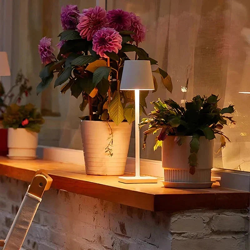 "Kabellose Tischlampe aus Aluminium mit minimalistischer Ästhetik, ideal für Büro oder Wohnzimmer, energiesparende LED."
