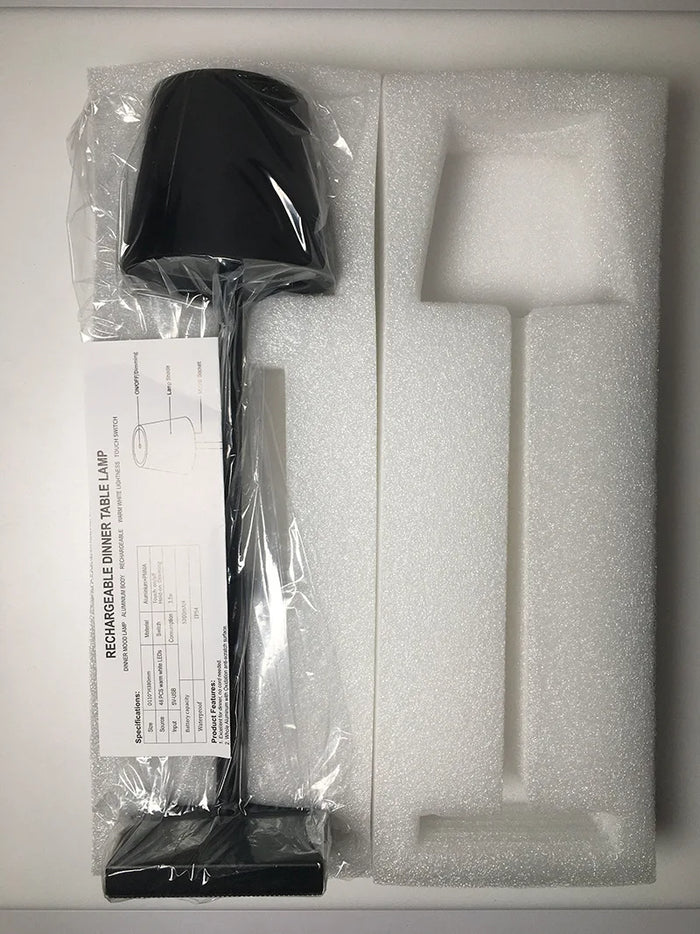 "Kabellose Tischlampe aus Aluminium mit minimalistischer Ästhetik, ideal für Büro oder Wohnzimmer, energiesparende LED."