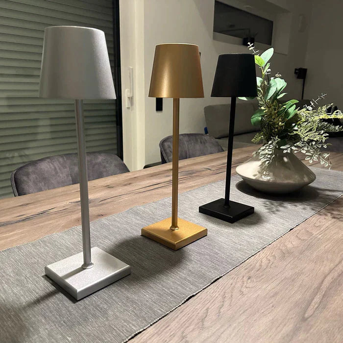 "Kabellose Tischlampe aus Aluminium mit minimalistischer Ästhetik, ideal für Büro oder Wohnzimmer, energiesparende LED."