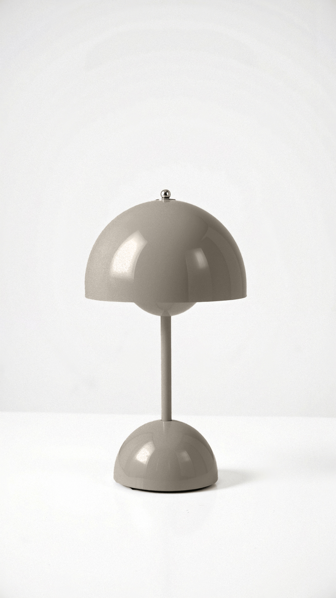 "Kabellose Veluce Tischlampe in verschiedenen Farben, modernes Design, schafft gemütliches, warmes Lichtambiente."