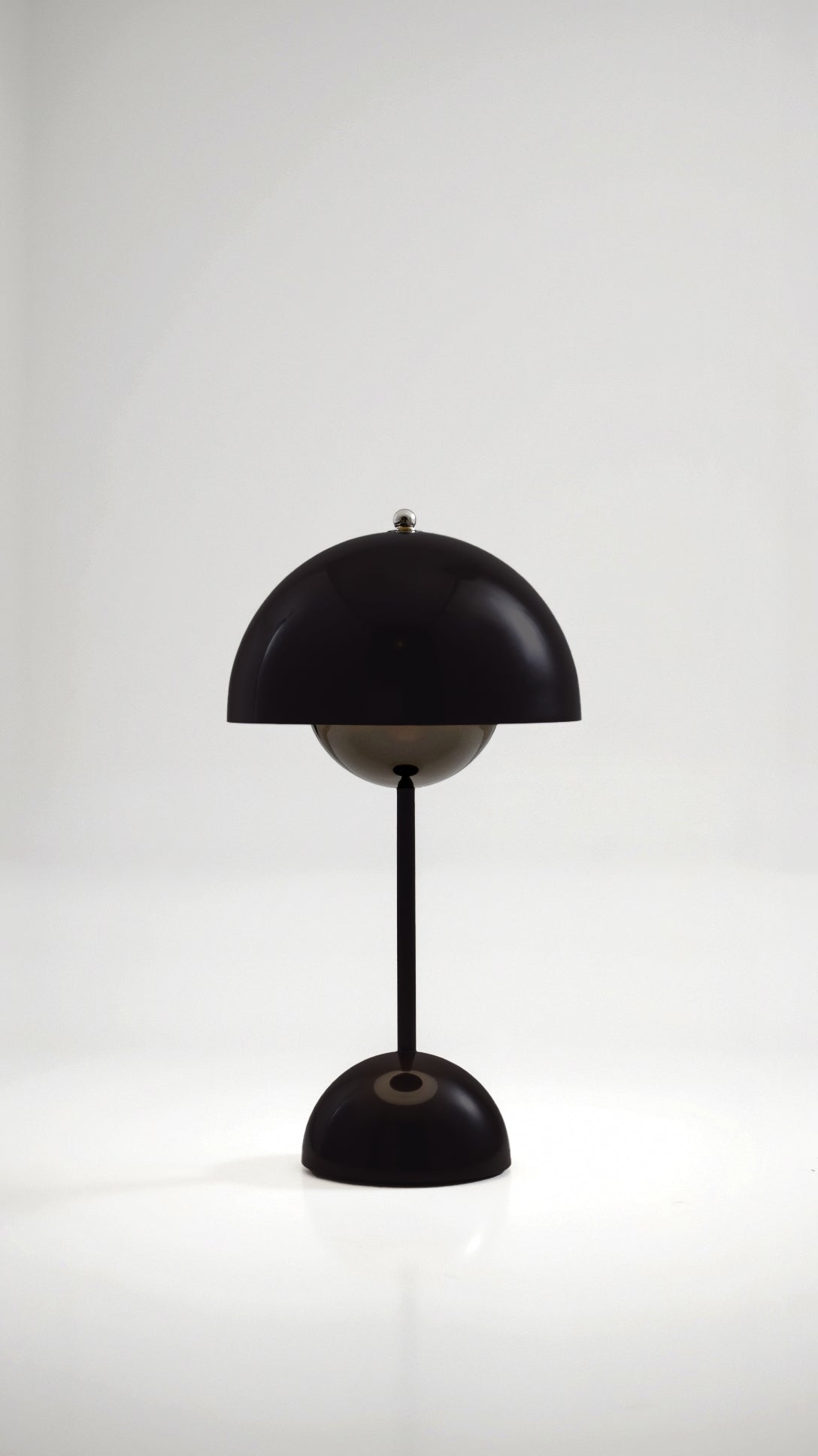 "Kabellose Veluce Tischlampe in verschiedenen Farben, modernes Design, schafft gemütliches, warmes Lichtambiente."