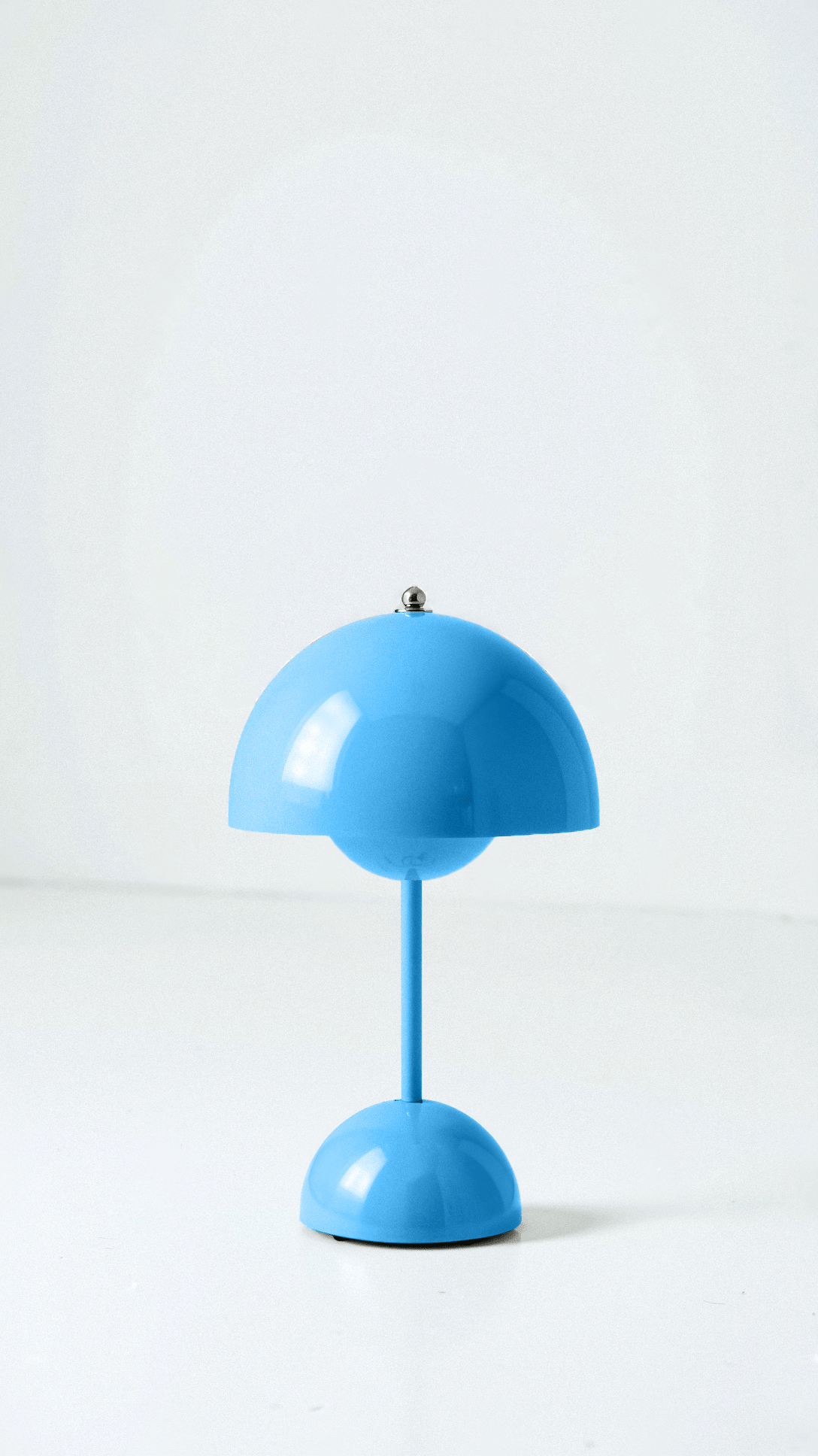 "Kabellose Veluce Tischlampe in verschiedenen Farben, modernes Design, schafft gemütliches, warmes Lichtambiente."