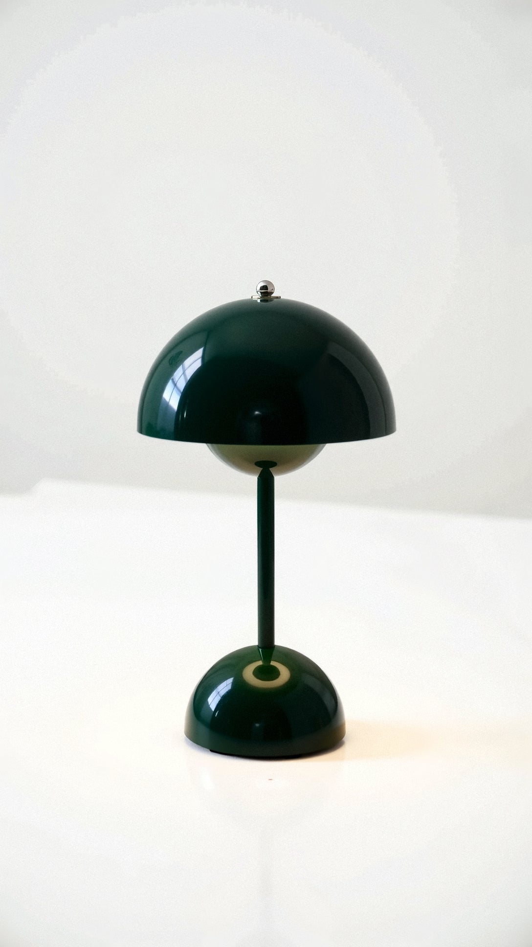 "Kabellose Veluce Tischlampe in verschiedenen Farben, modernes Design, schafft gemütliches, warmes Lichtambiente."