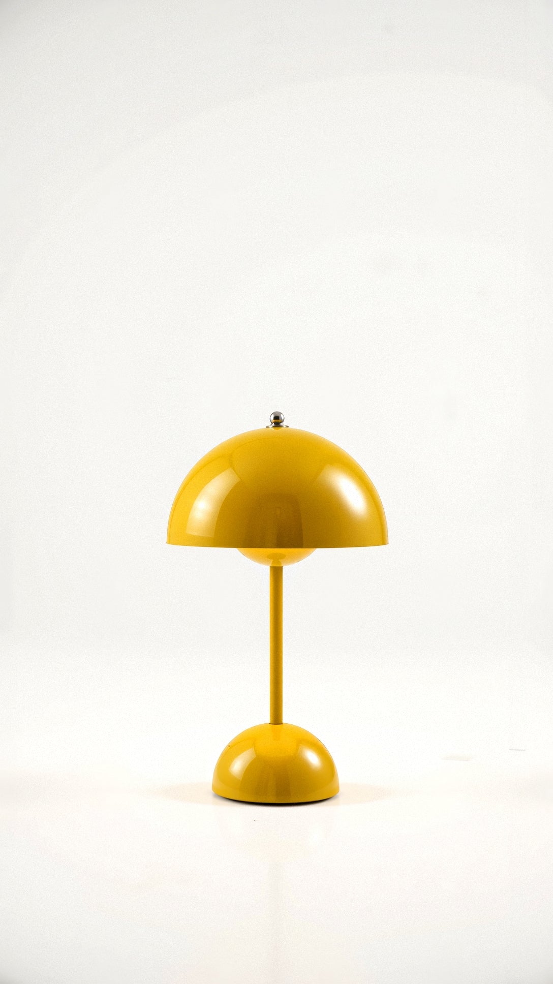 "Kabellose Veluce Tischlampe in verschiedenen Farben, modernes Design, schafft gemütliches, warmes Lichtambiente."