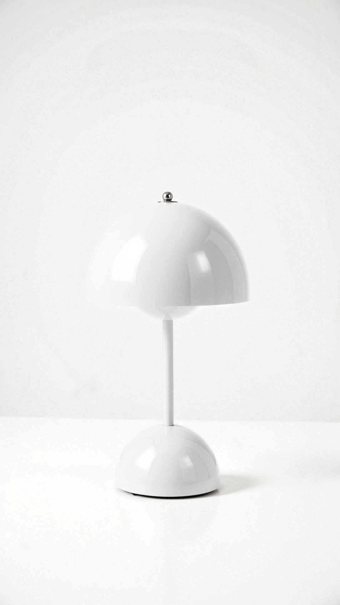 "Kabellose Veluce Tischlampe in verschiedenen Farben, modernes Design, schafft gemütliches, warmes Lichtambiente."