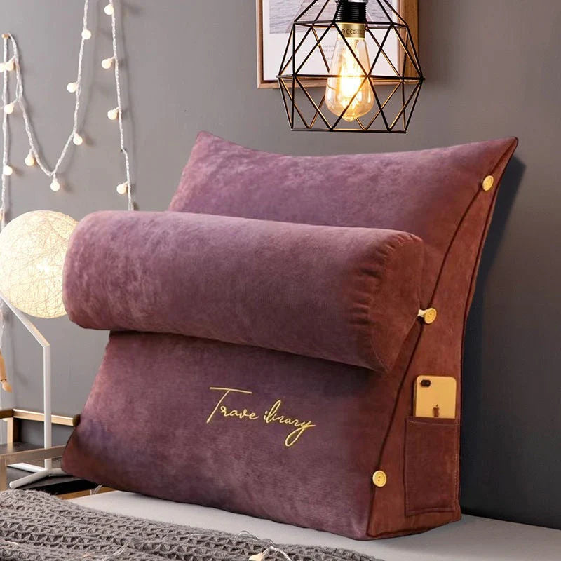 "Keilförmiges Rückenstützkissen, ergonomisch, komfortabel, beige, mit Seitentaschen, ideal für Sofa oder Bett."