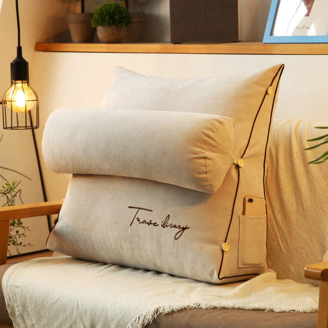 "Keilförmiges Rückenstützkissen, ergonomisch, komfortabel, beige, mit Seitentaschen, ideal für Sofa oder Bett."