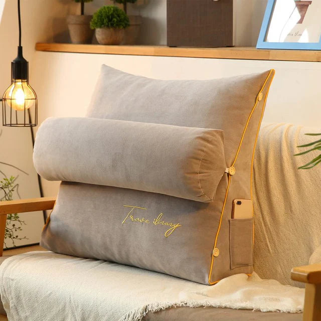 "Keilförmiges Rückenstützkissen, ergonomisch, komfortabel, beige, mit Seitentaschen, ideal für Sofa oder Bett."
