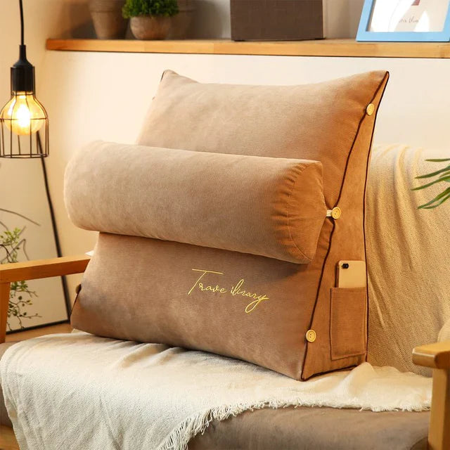 "Keilförmiges Rückenstützkissen, ergonomisch, komfortabel, beige, mit Seitentaschen, ideal für Sofa oder Bett."