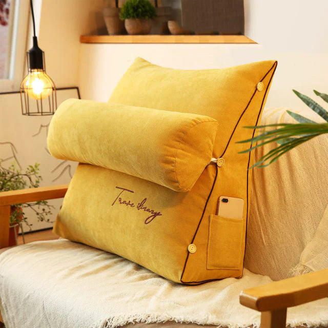 "Keilförmiges Rückenstützkissen, ergonomisch, komfortabel, beige, mit Seitentaschen, ideal für Sofa oder Bett."