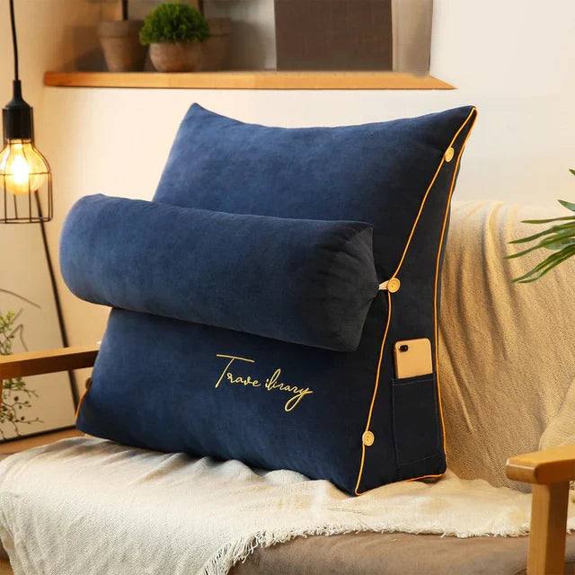 "Keilförmiges Rückenstützkissen, ergonomisch, komfortabel, beige, mit Seitentaschen, ideal für Sofa oder Bett."