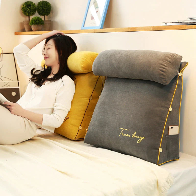"Keilförmiges Rückenstützkissen, ergonomisch, komfortabel, beige, mit Seitentaschen, ideal für Sofa oder Bett."