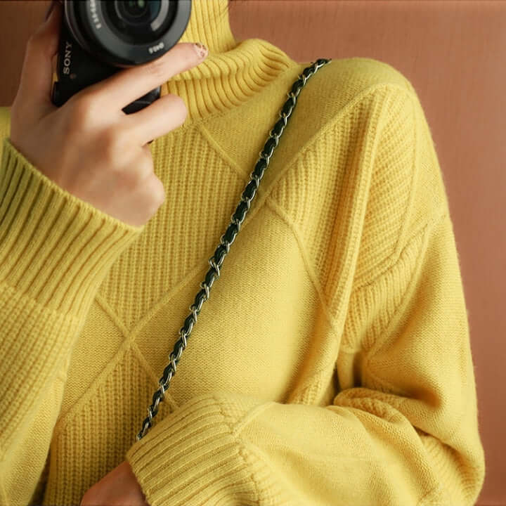 Handgestrickter Rollkragenpullover