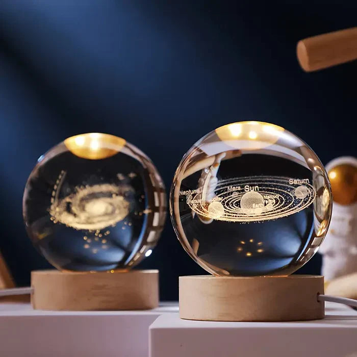 Lichtkugel mit 3D-Mondgravur – Astronauten-Dekoration