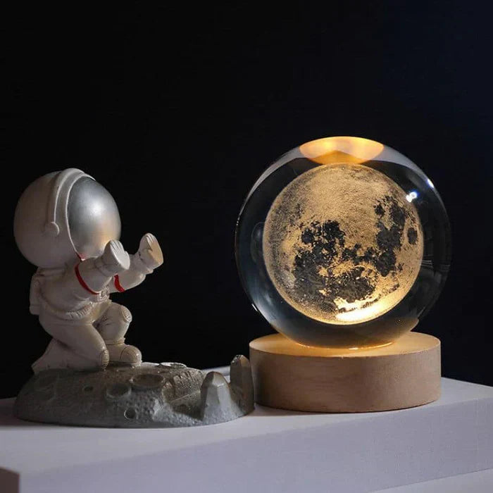 Lichtkugel mit 3D-Mondgravur – Astronauten-Dekoration