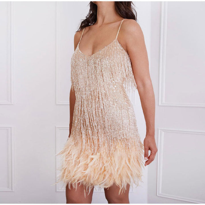 Atemberaubendes Cocktailkleid mit Pailletten und Federn