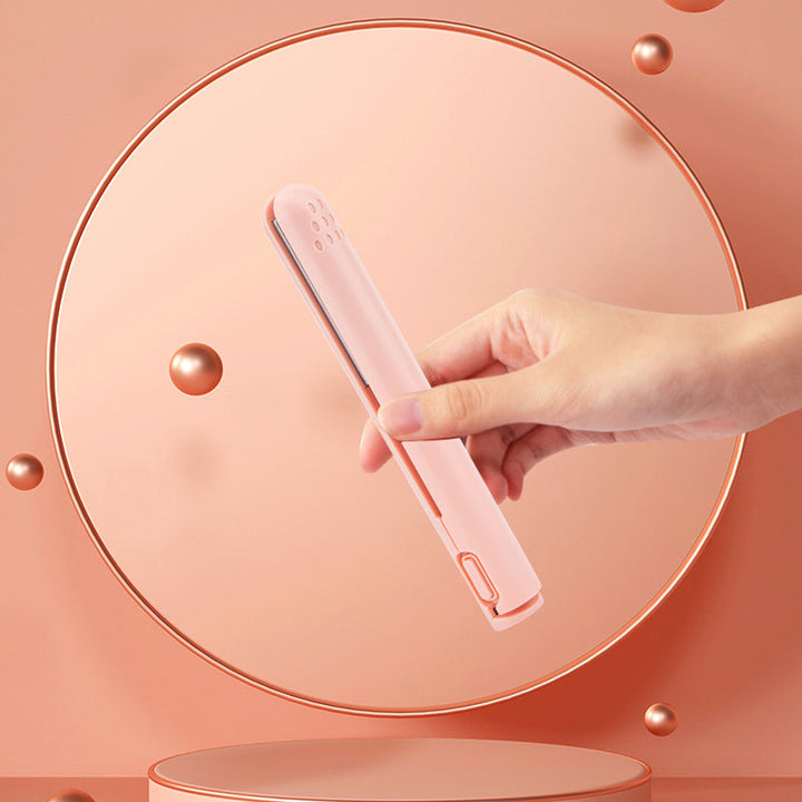 "2-in-1 Haarstyler mit schützender Keramikbeschichtung, ideal für glattes und lockiges Haarstyling, gezeigt im Einsatz."