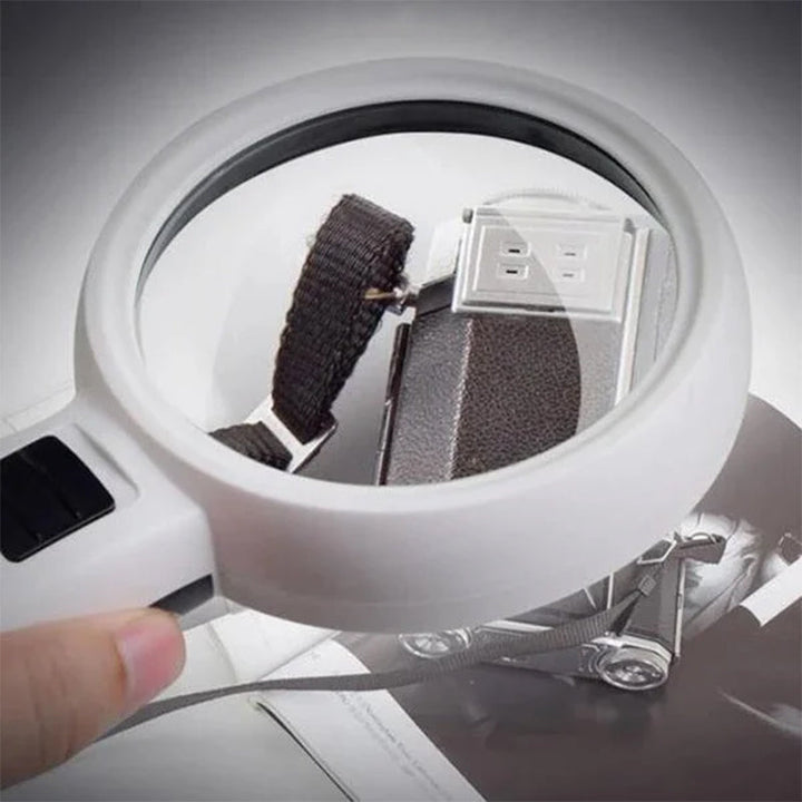 "30-fache optische Lupe mit LED, hohe Vergrößerung, 12 helle LEDs, kompakt, klarer Sicht für Details, ideal für Senioren."