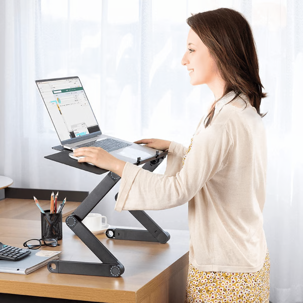 "360° verstellbarer Laptophalter mit ergonomischem Design, stabilem Aufbau und eingebautem Lüfter für optimalen Komfort."