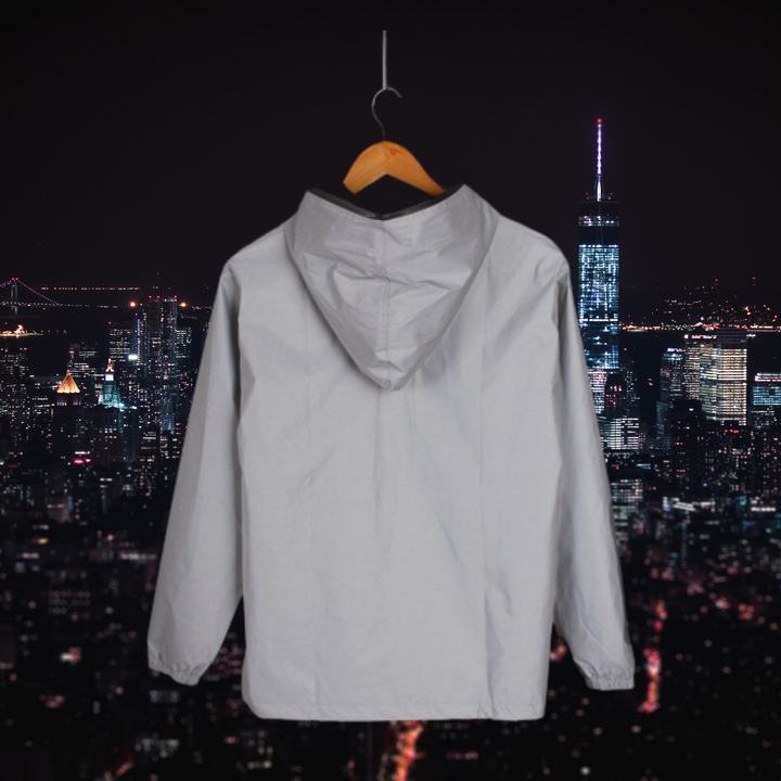 "3M Reflektierende Damenmanteljacke mit elegantem Design, reflektierenden Details und sanften Farben für erhöhten Komfort."