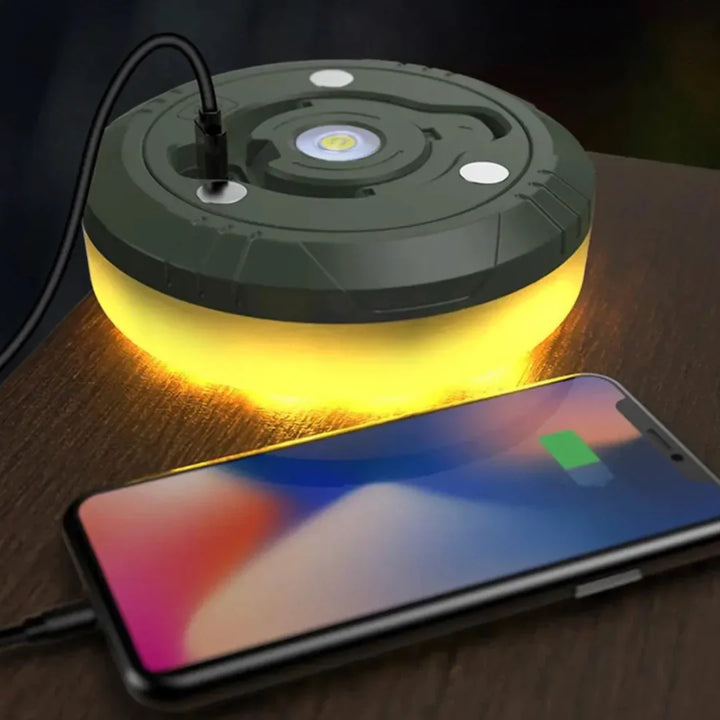 "4-in-1 LED-Camp-Licht: Mehrfarbig, Powerbank, Taschenlampe, kompakt, IP65 wasserdicht, perfekt für Outdoor-Abenteuer."