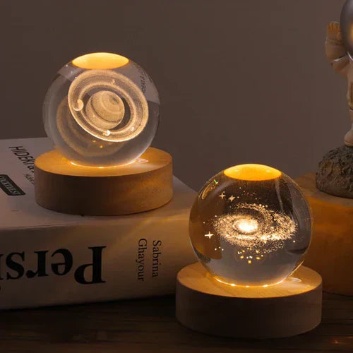 Lichtkugel mit 3D-Mondgravur – Astronauten-Dekoration