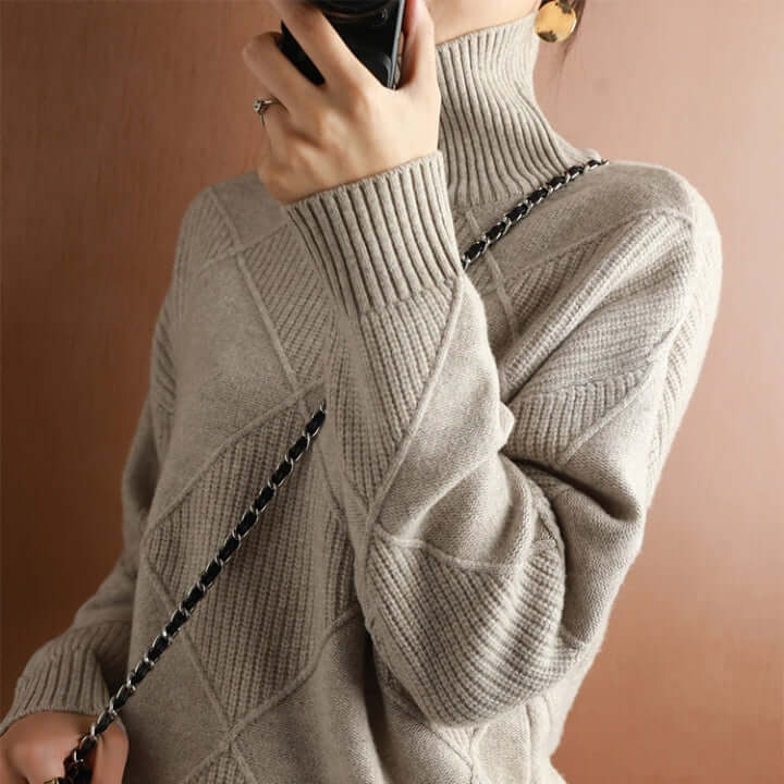 Handgestrickter Rollkragenpullover