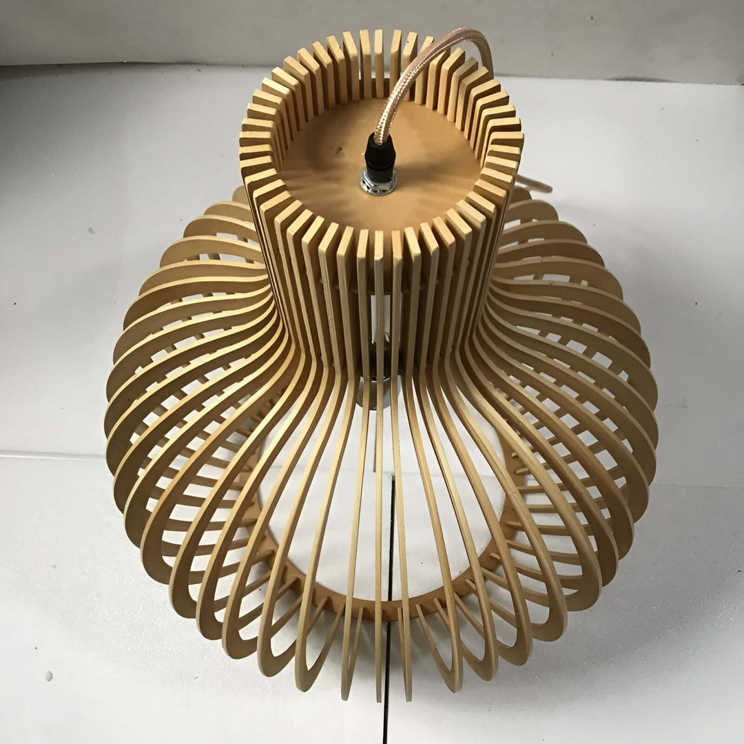 Rustikale Pendelleuchte aus Holz mit Käfigdesign