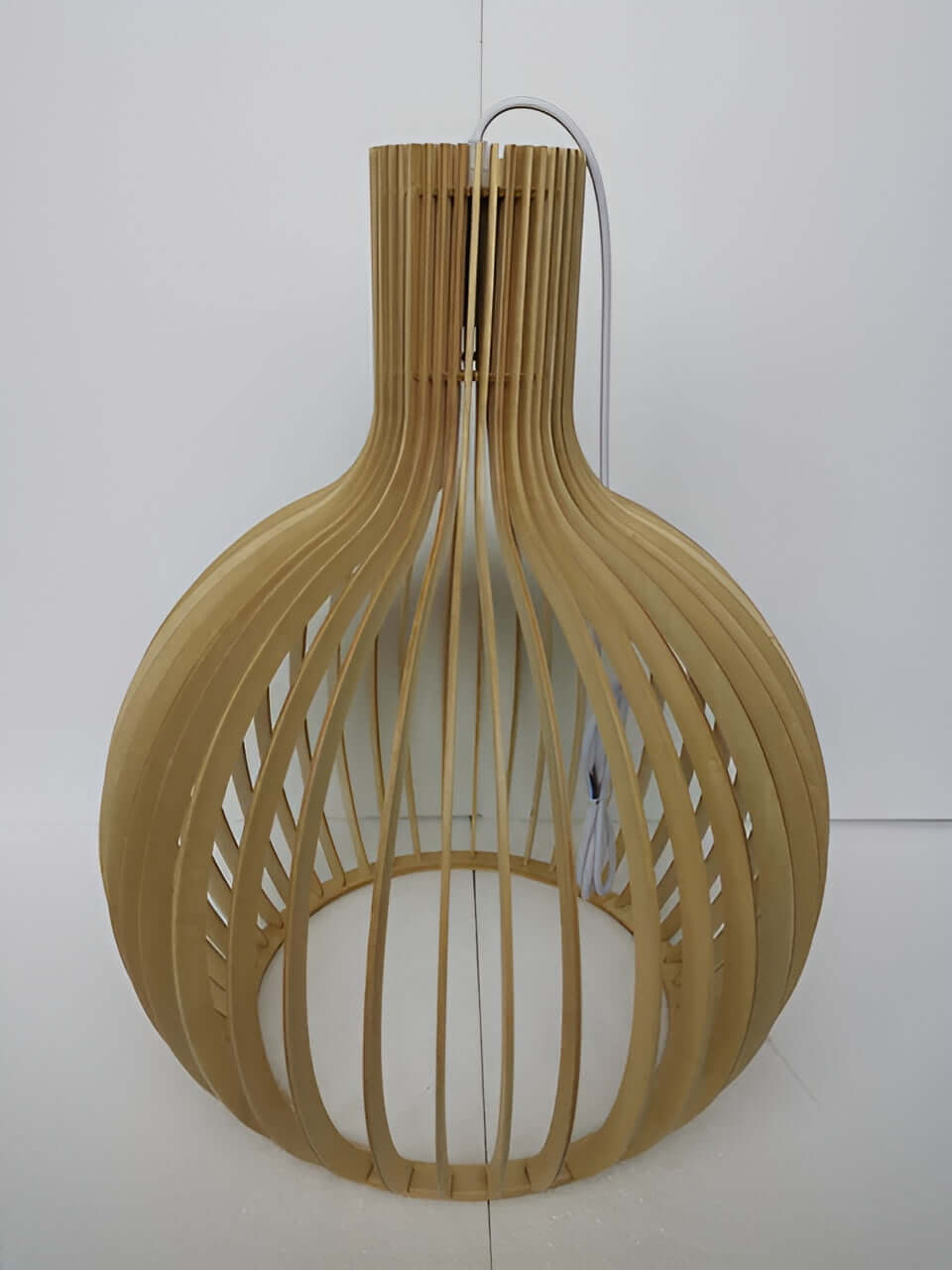 Rustikale Pendelleuchte aus Holz mit Käfigdesign