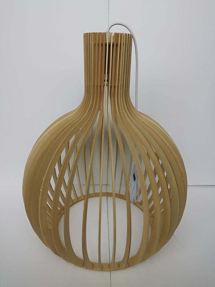 Rustikale Pendelleuchte aus Holz mit Käfigdesign