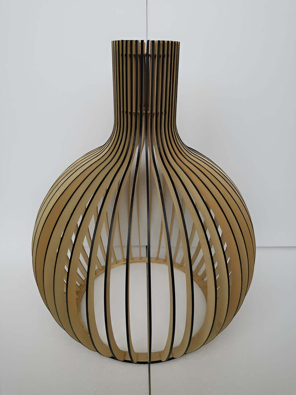 Rustikale Pendelleuchte aus Holz mit Käfigdesign