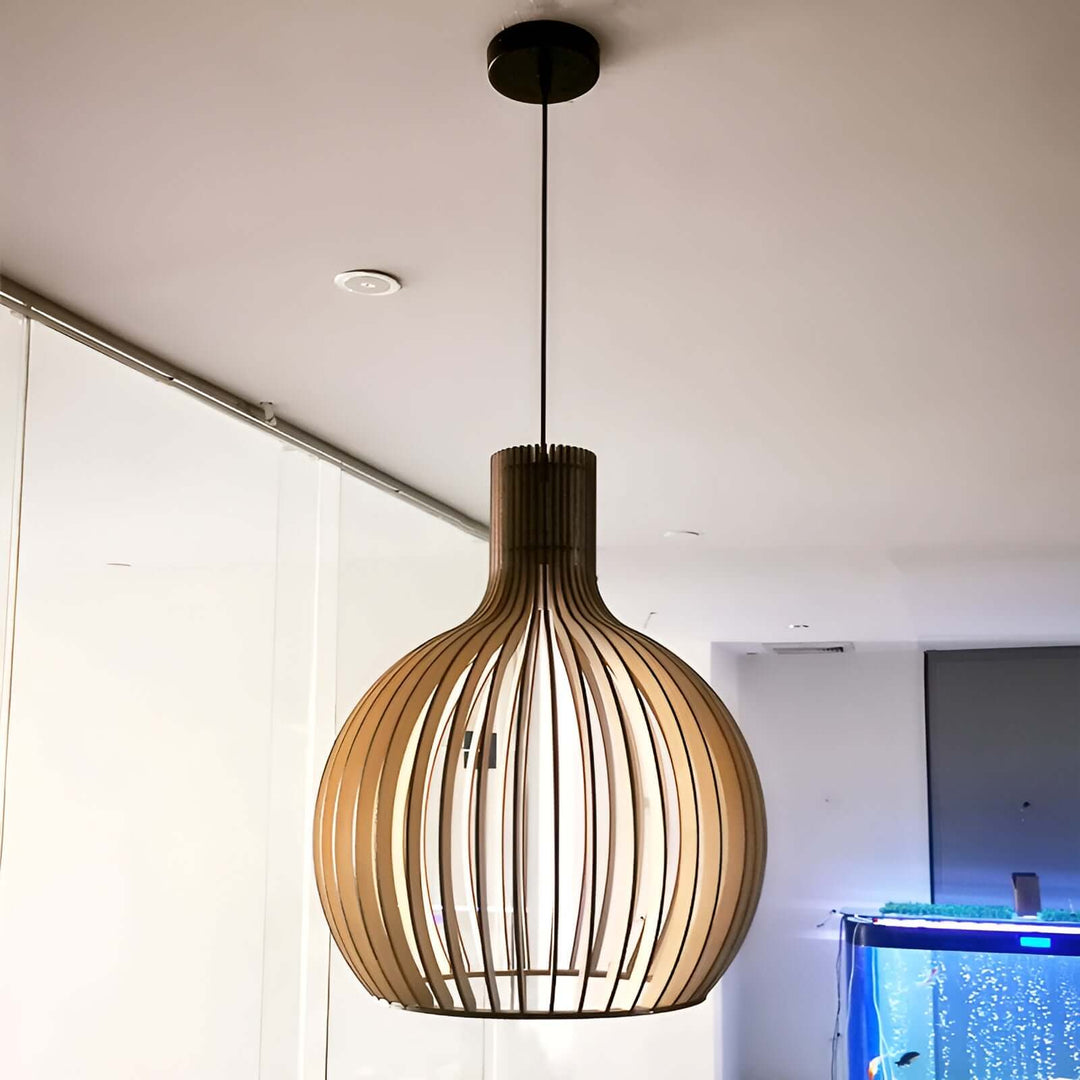 Rustikale Pendelleuchte aus Holz mit Käfigdesign
