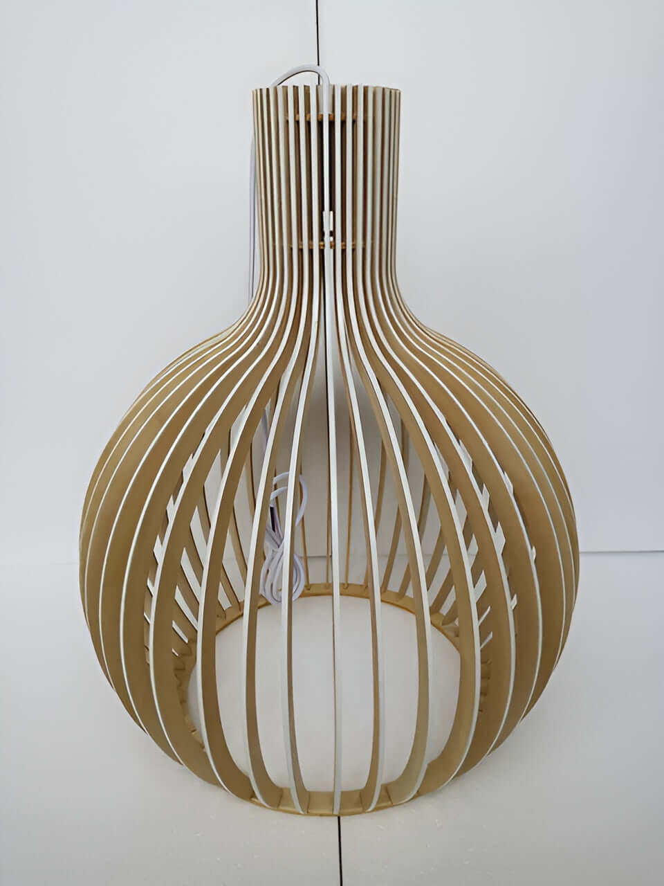 Rustikale Pendelleuchte aus Holz mit Käfigdesign