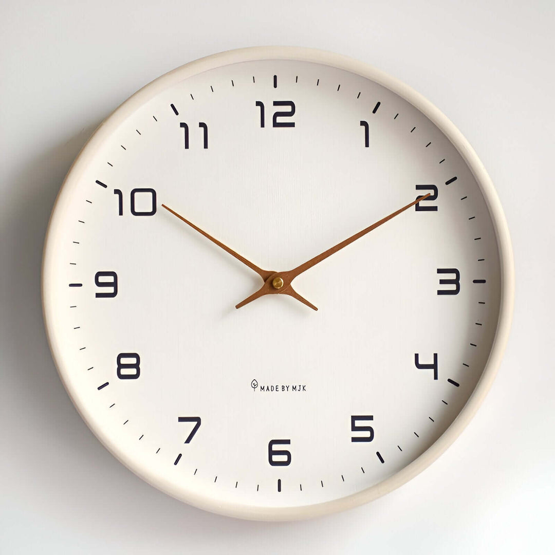 Minimalistische Holz-Wanduhr