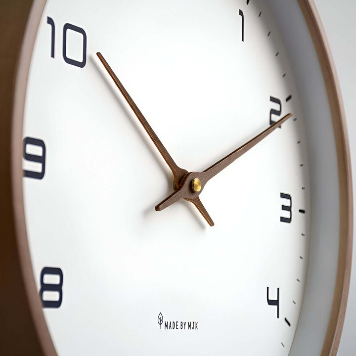 Minimalistische Holz-Wanduhr
