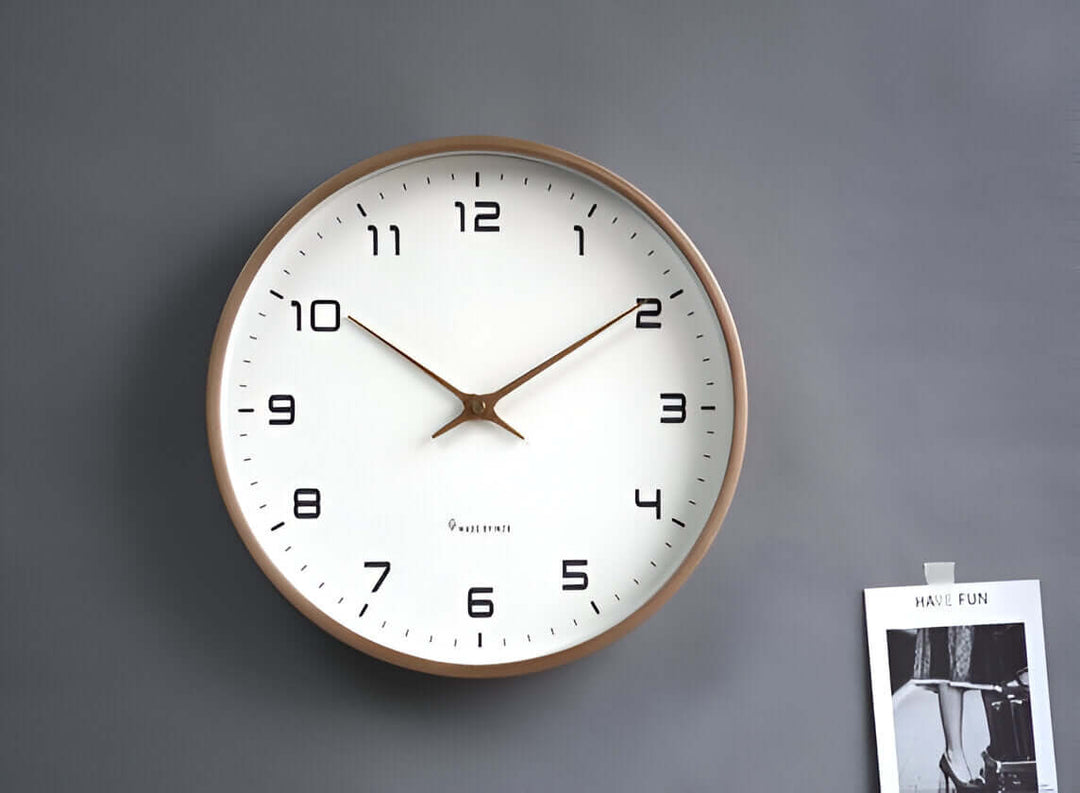 Minimalistische Holz-Wanduhr