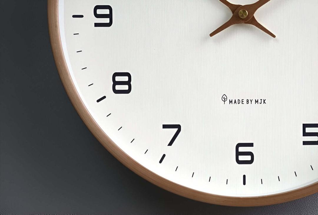 Minimalistische Holz-Wanduhr