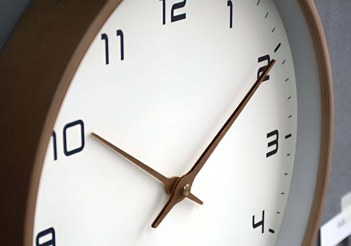 Minimalistische Holz-Wanduhr
