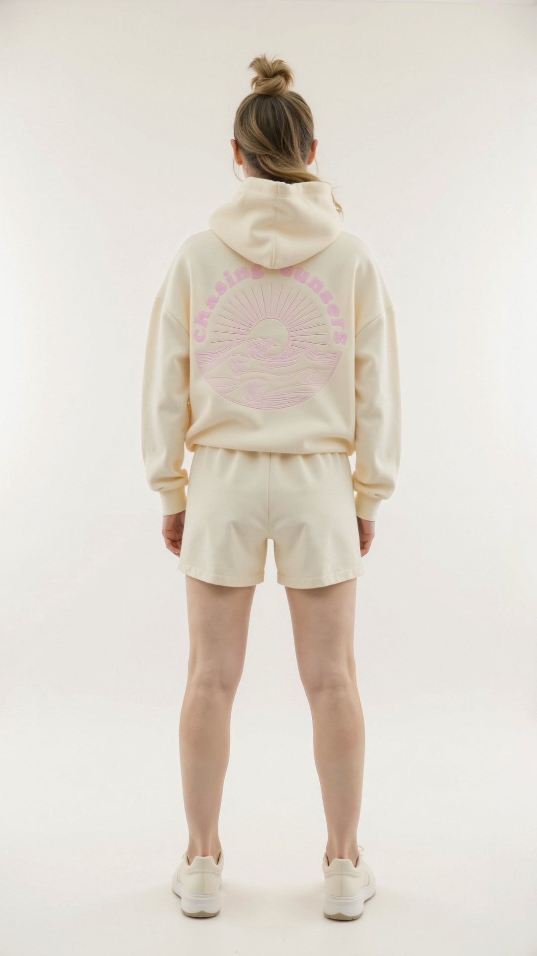 Abigail Kapuzenpullover mit tropischer Stickerei auf dem Rücken, eleganter Style, komfortabel mit großer Kapuze.