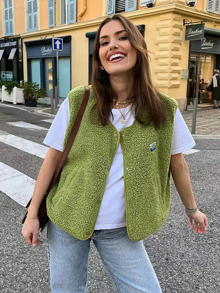 Ärmellose Fleeceweste für Damen in Übergröße aus hochflorigem Sherpa, kuschelig und stilvoll in minimalistischer Optik.