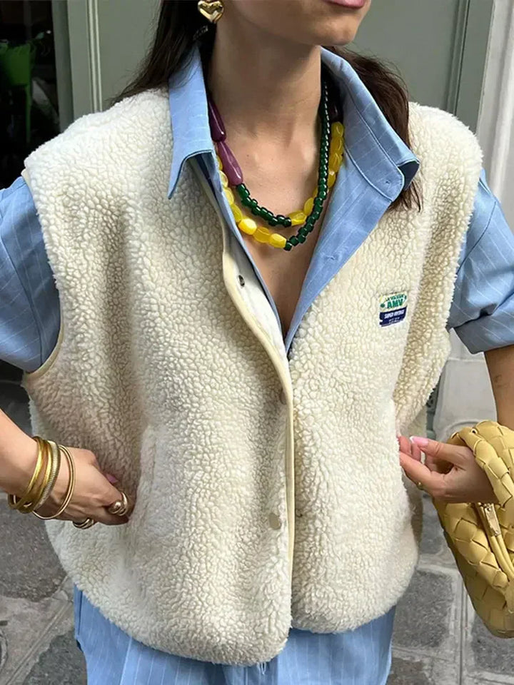 Ärmellose Fleeceweste für Damen in Übergröße aus hochflorigem Sherpa, kuschelig und stilvoll in minimalistischer Optik.