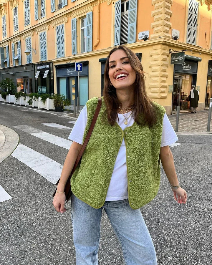 Ärmellose Fleeceweste für Damen in Übergröße aus hochflorigem Sherpa, kuschelig und stilvoll in minimalistischer Optik.
