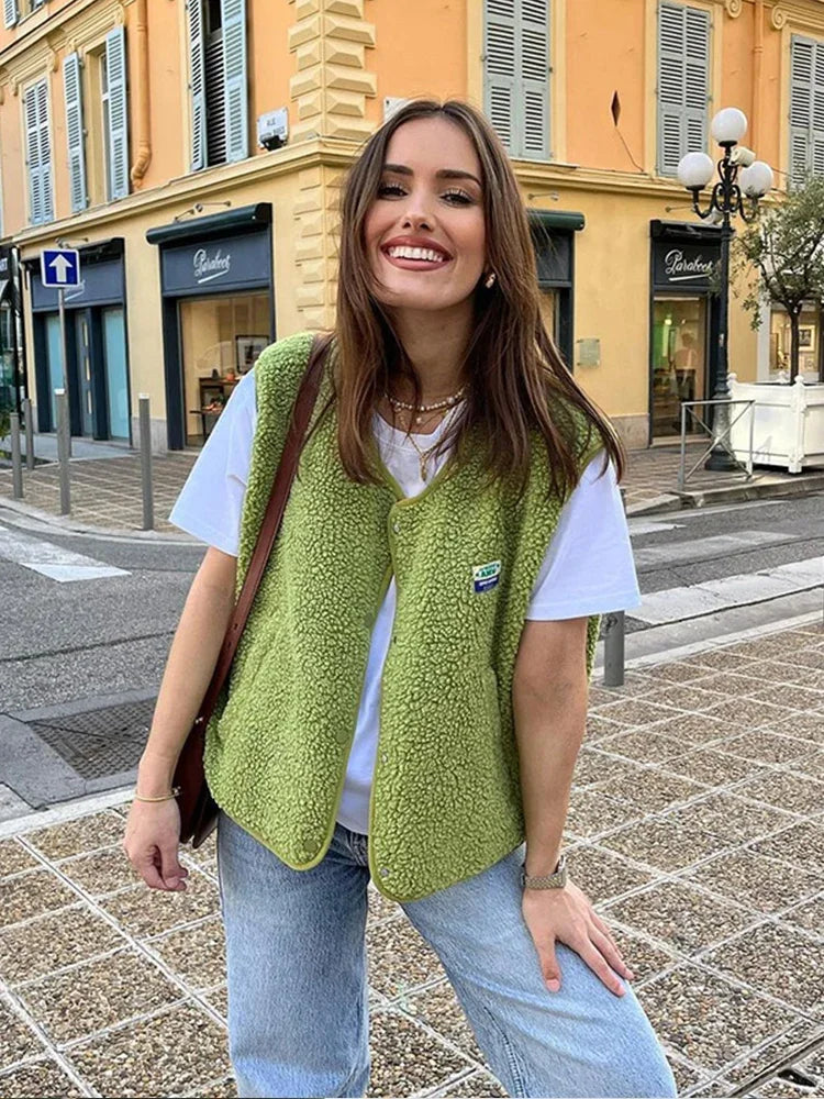Ärmellose Fleeceweste für Damen in Übergröße aus hochflorigem Sherpa, kuschelig und stilvoll in minimalistischer Optik.