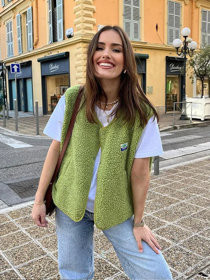 Ärmellose Fleeceweste für Damen in Übergröße aus hochflorigem Sherpa, kuschelig und stilvoll in minimalistischer Optik.