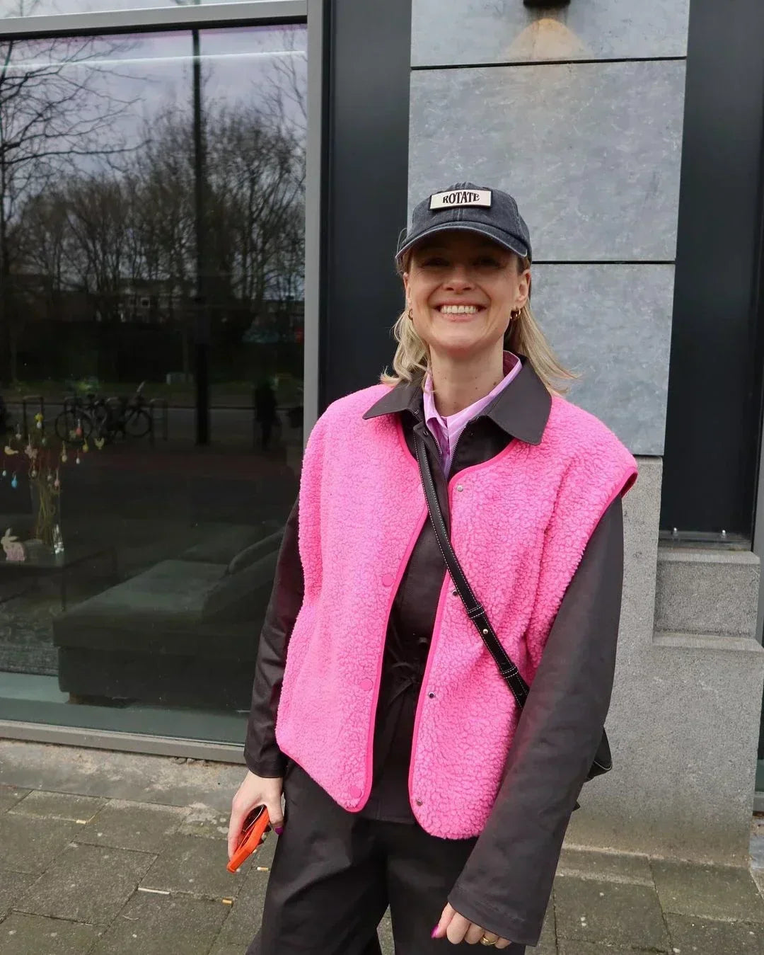 Ärmellose Fleeceweste für Damen in Übergröße aus hochflorigem Sherpa, kuschelig und stilvoll in minimalistischer Optik.