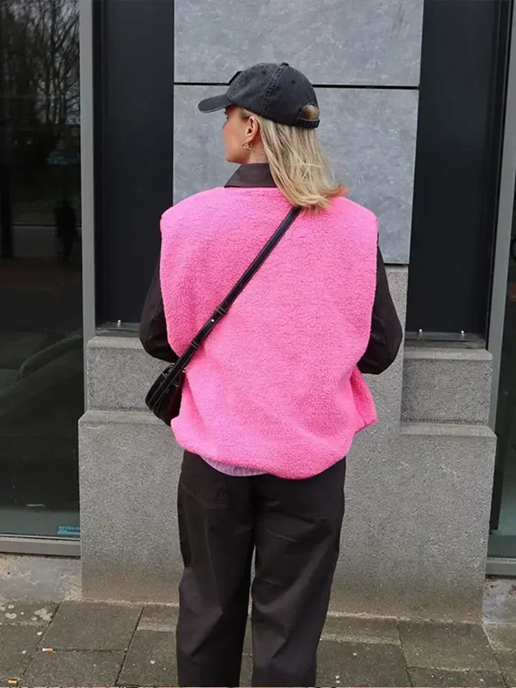 Ärmellose Fleeceweste für Damen in Übergröße aus hochflorigem Sherpa, kuschelig und stilvoll in minimalistischer Optik.