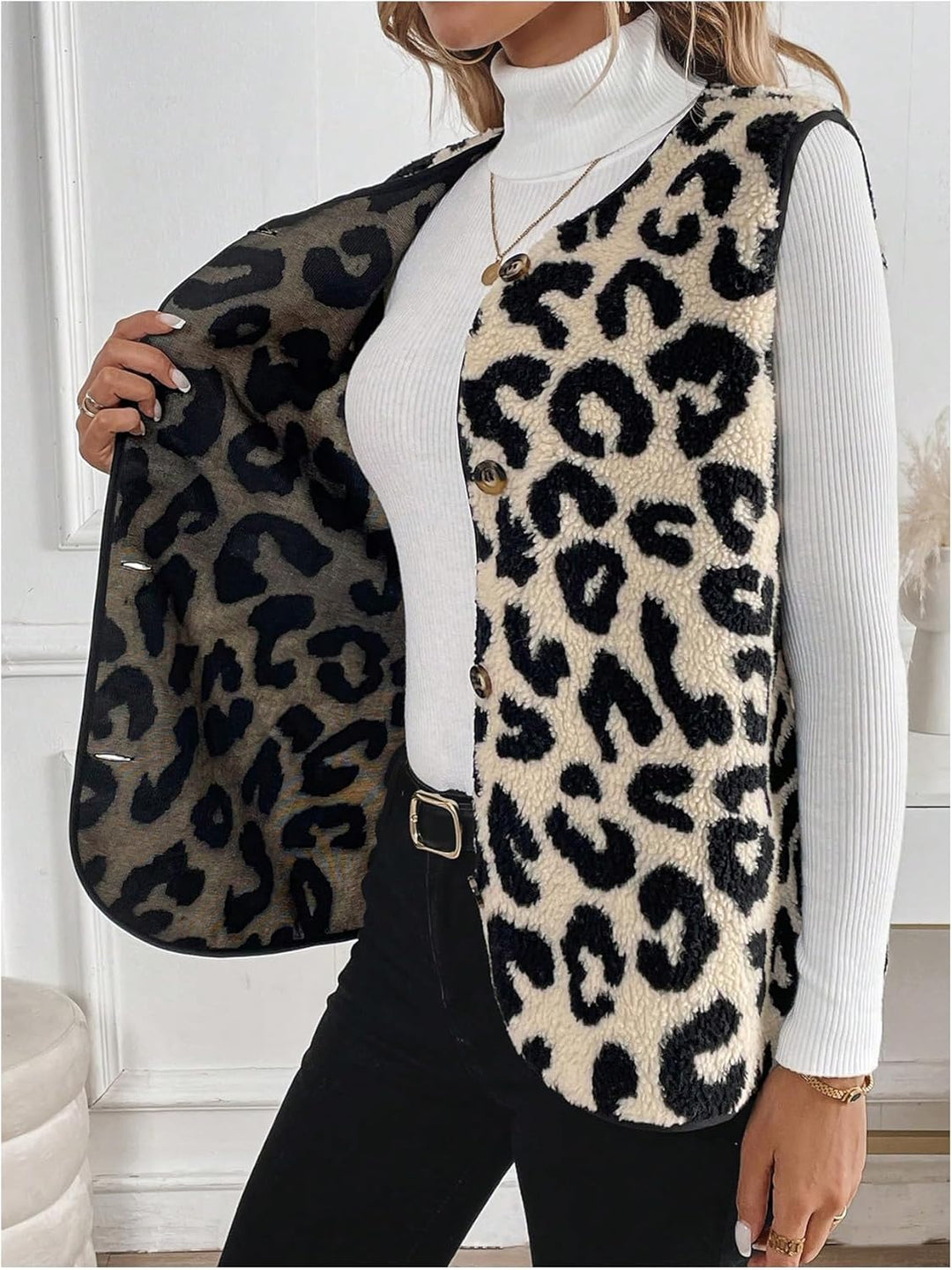 "Ärmellose Leopardenweste mit V-Ausschnitt in elegantem Design, ideal für Frauen; leicht und vielseitig kombinierbar."