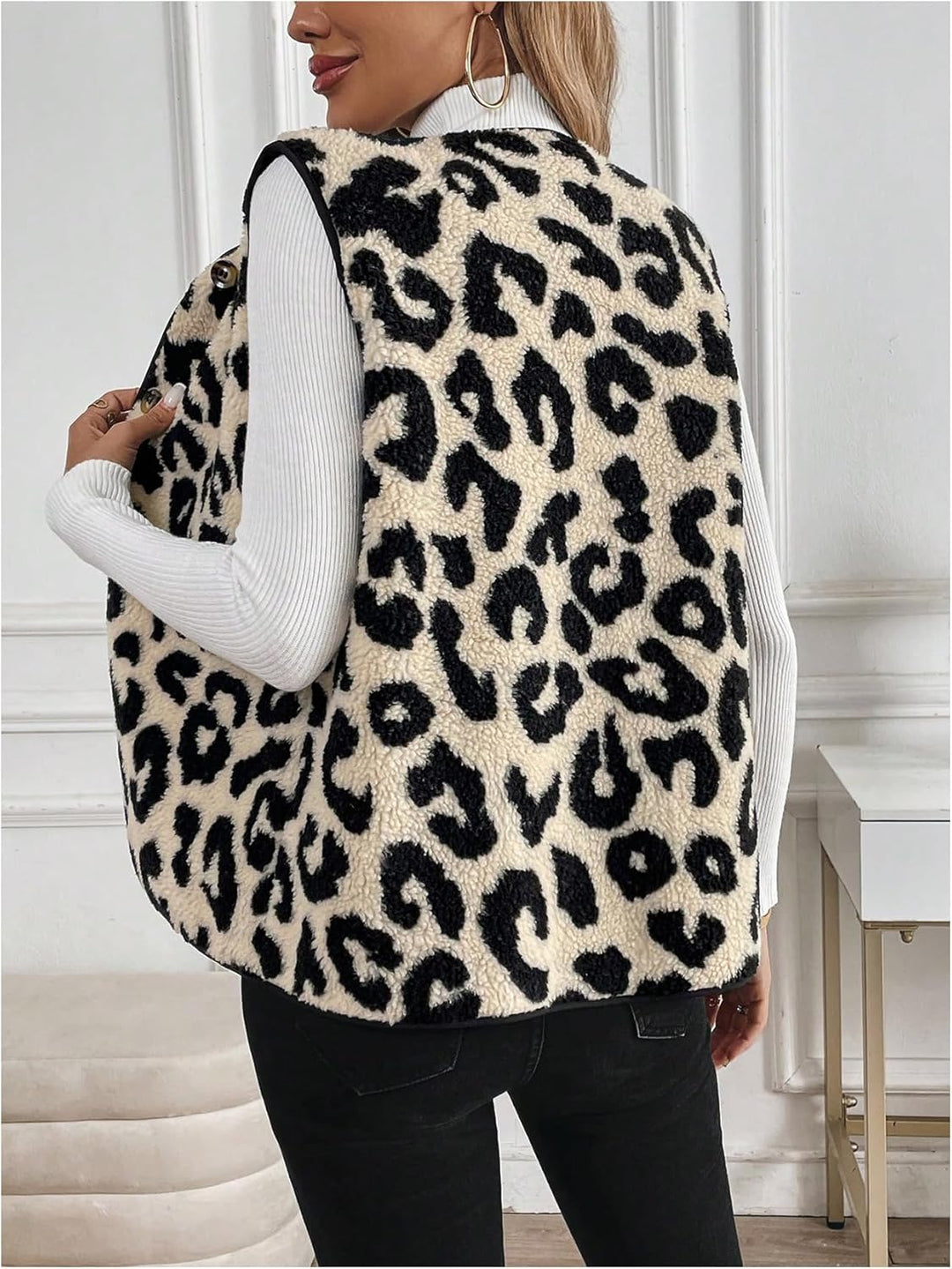 "Ärmellose Leopardenweste mit V-Ausschnitt in elegantem Design, ideal für Frauen; leicht und vielseitig kombinierbar."